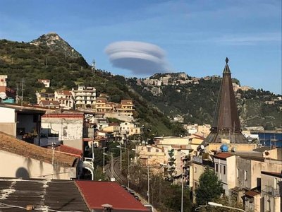 splendida-nuvola-a-disco-nel-cielo-di-Taormina-696x522.jpg