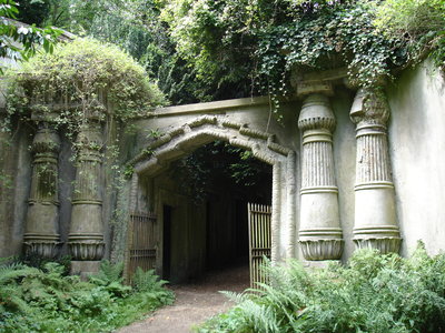 Egyptian_Avenue_Highgate_Cemetery.jpg