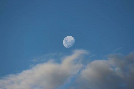 debbie_mulder_-_moon_in_a_blue_sky-roaudhx7wzdwqrix4k2_t460.jpg