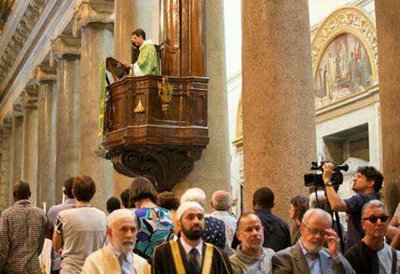 Musulmani in chiesa.jpg
