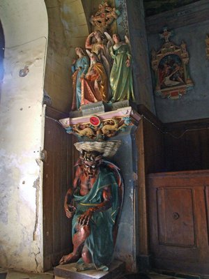 02 - Acquasantiera-église-Sainte-Marie-Madeleine-Rennes-le-Château.jpg