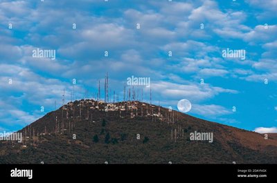 vulcano-pichincha-con-luna-piena-blu-all-alba-quito-ecuador-2dayngx.jpg